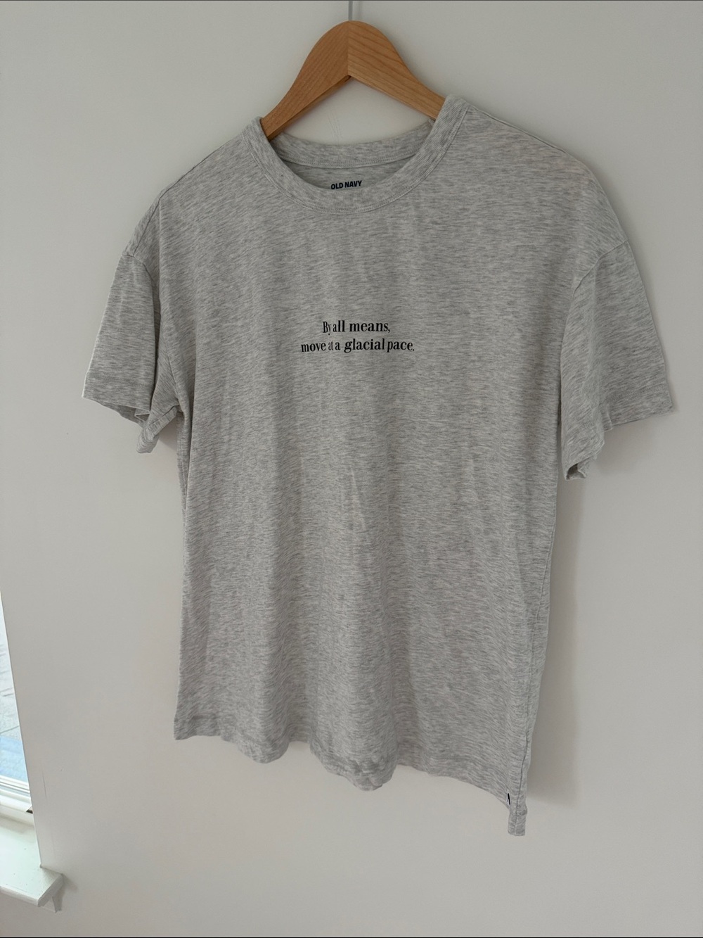 Old Navy Heather Gray Short Sleeve Tee with Black Text Graphic Size Medium
